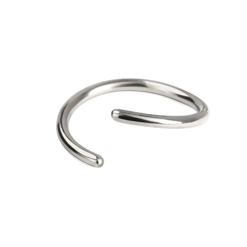 Simpele gesloten ring van titanium