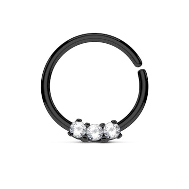 Kleine septumpiercing met kleine steentjes