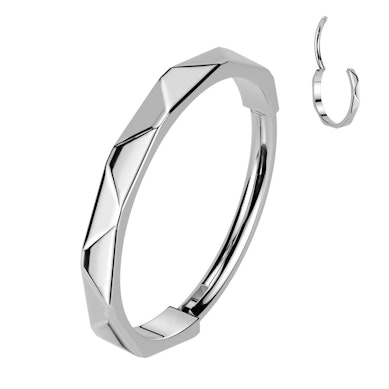 Neusring van titanium met diamantpatroon