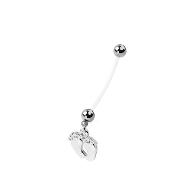 Navelpiercing voor zwangeren met blote voetjes
