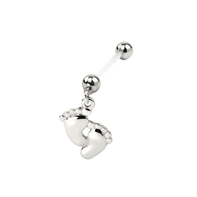 Navelpiercing voor zwangeren met blote voetjes