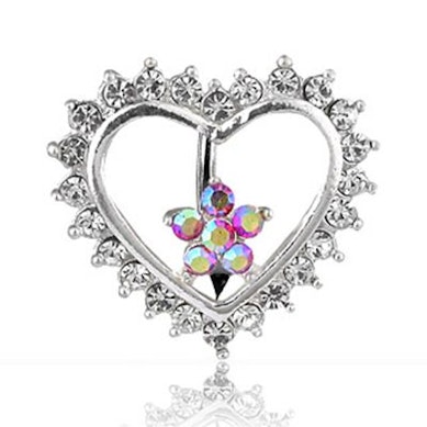 Omgekeerde navelpiercing met een hart en een bloem