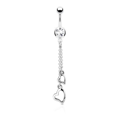 Navelpiercing met hartjeshanger aan een kettinkje