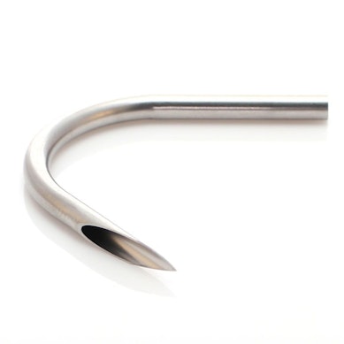 Steriele gebogen piercingnaald.