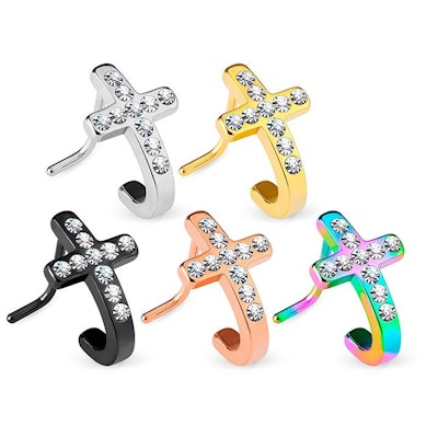 Neuspiercing in de vorm van een kruis met steentjes.