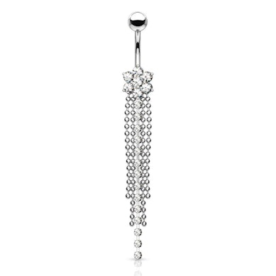 Navelpiercing met een bloem en kettinkjes
