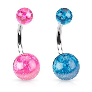 Navelpiercing met marmerstructuur