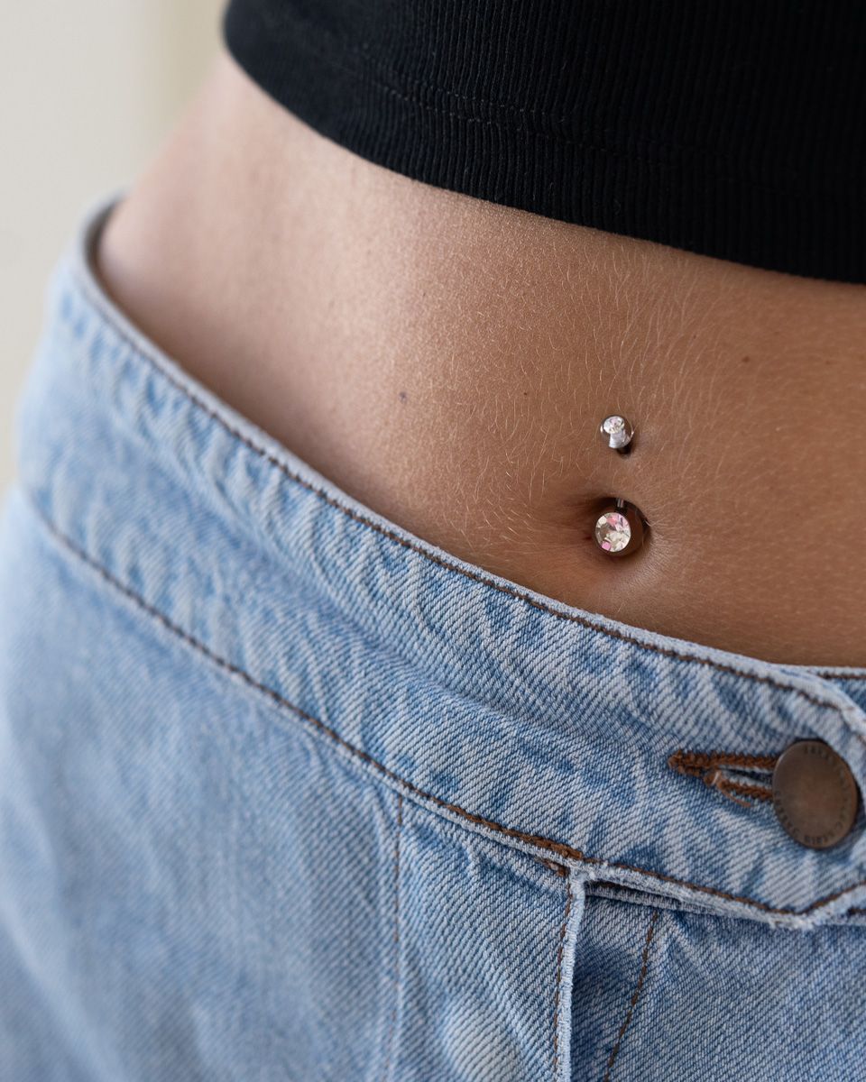 Navelpiercing met acrylballetjes en stenen
