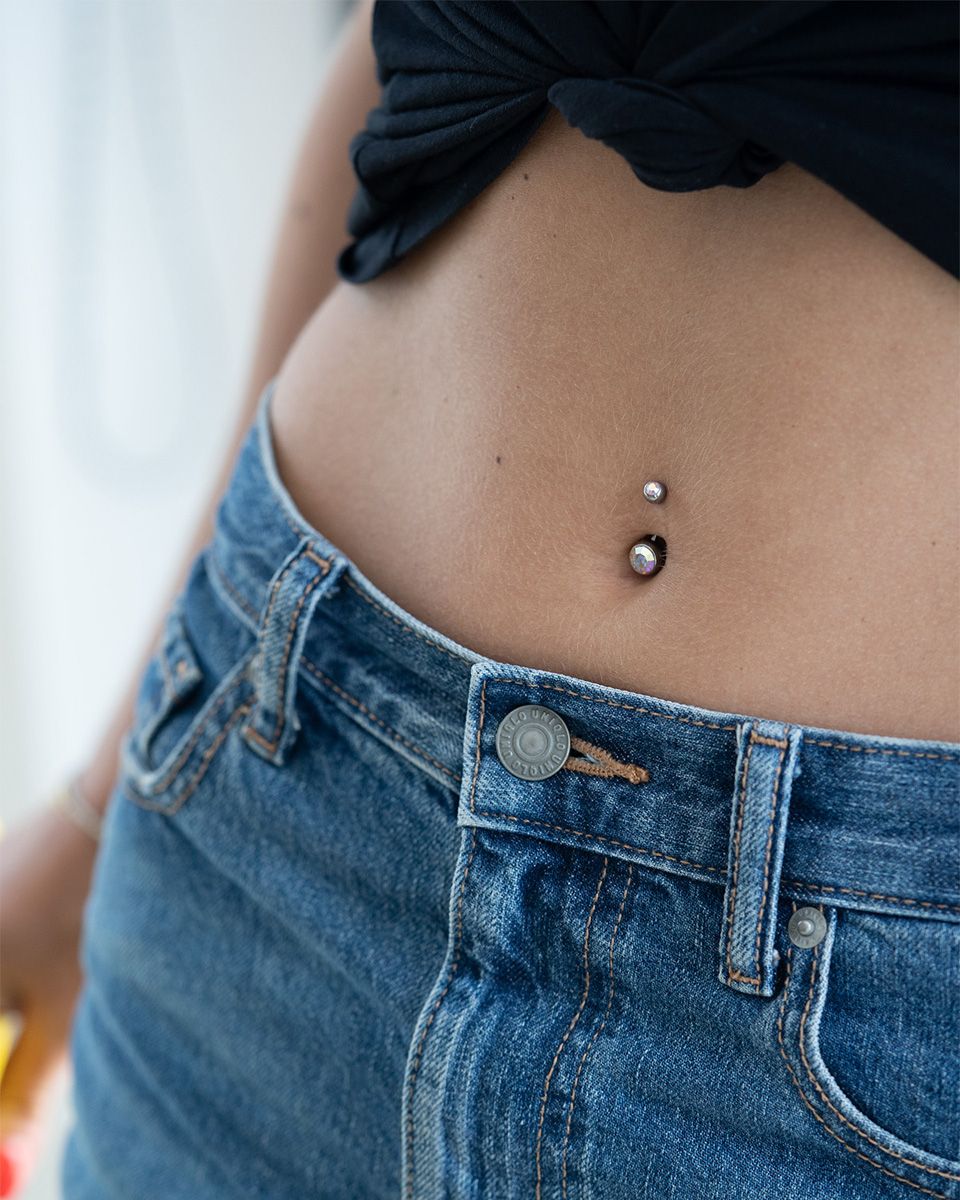 Navelpiercing ring uit titanium met twee steentjes