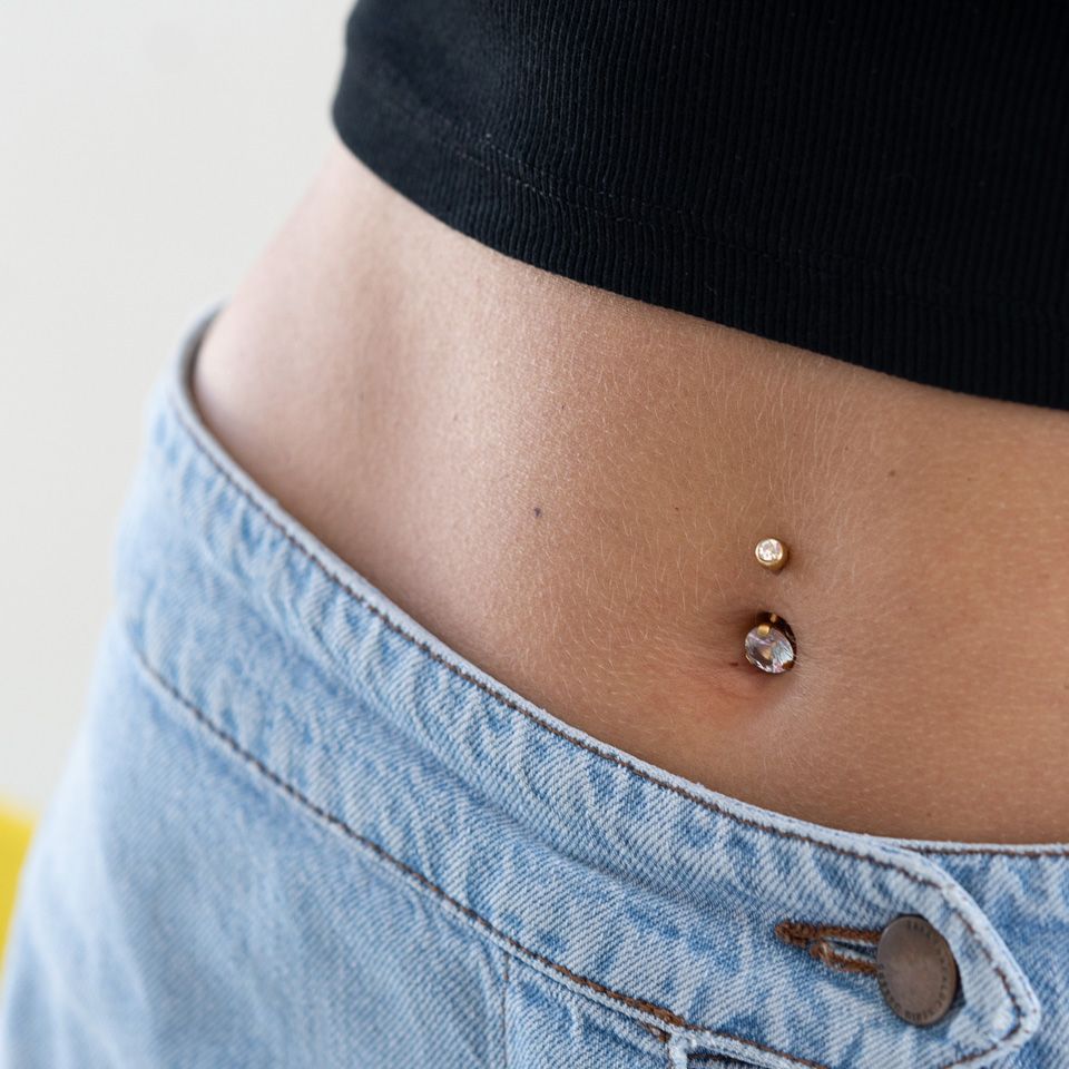 Navelpiercing uit chirurgisch staal