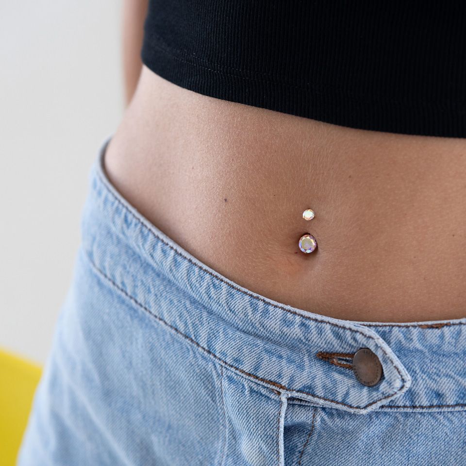 Navelpiercing met binnendraad en meerkleurige steen