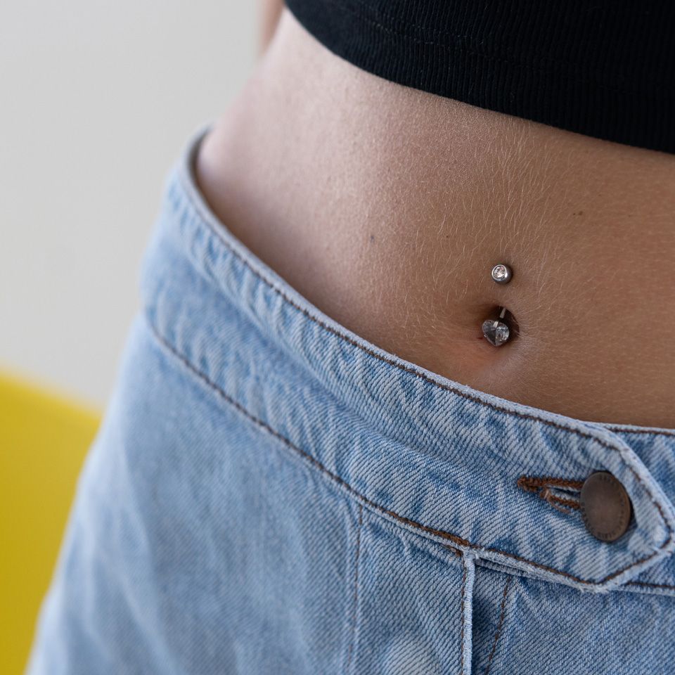 Navelpiercing met een steenhart