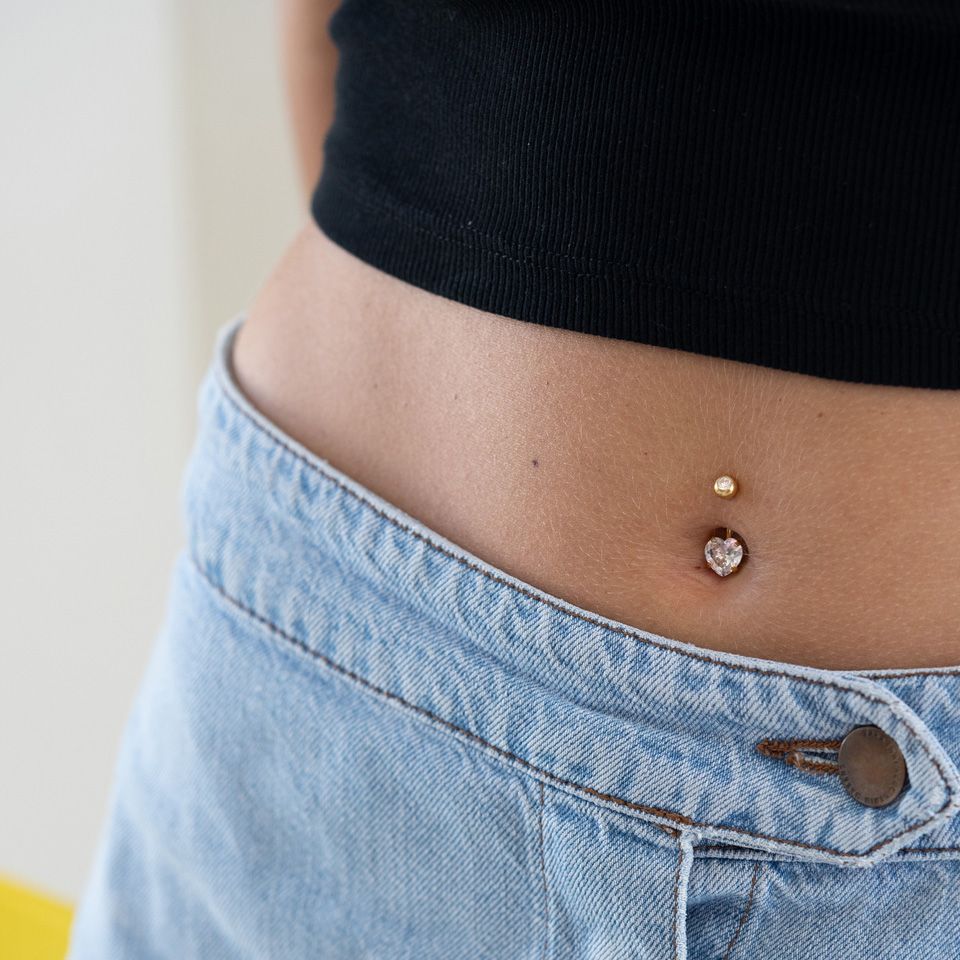 Navelpiercing in verschillende kleuren met hartjessteen