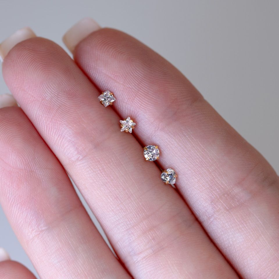 Neuspiercing met verschillende steen ontwerpen en kleuren