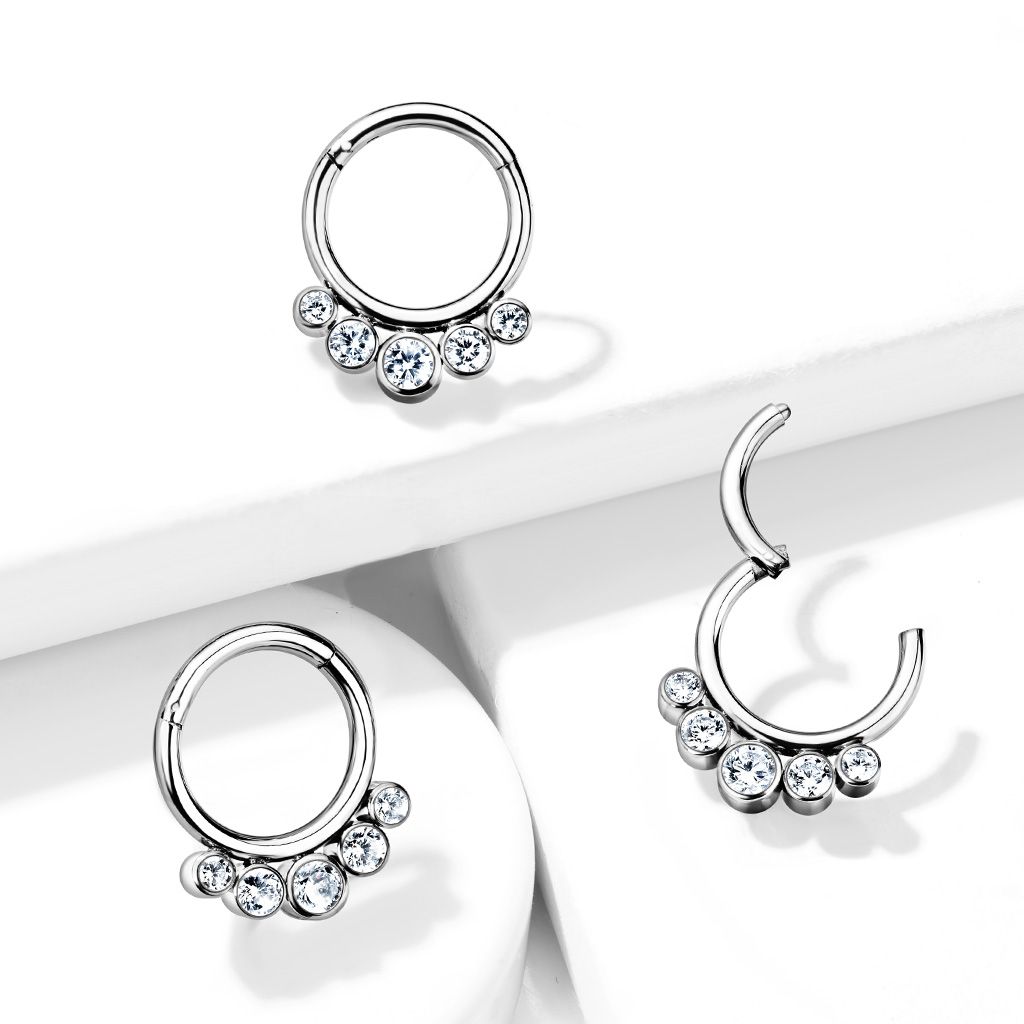 Ring van titanium met scharnier en vijf steentjes