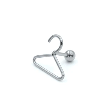 Oorpiercing met kledinghanger