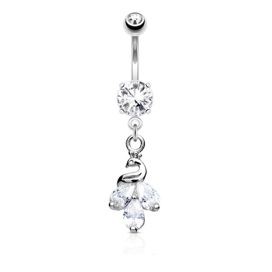 Navelpiercing met een pauw als hanger