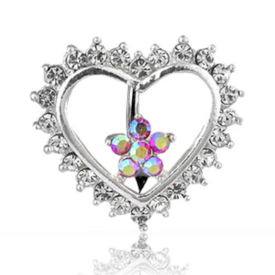 Omgekeerde navelpiercing met een hart en een bloem
