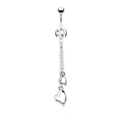Navelpiercing met hartjeshanger aan een kettinkje