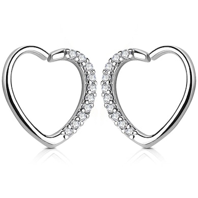 Hartvormige oorpiercing met steenrand