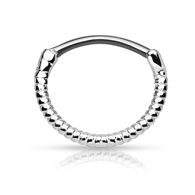 Septumpiercing met gevlochten draad motief
