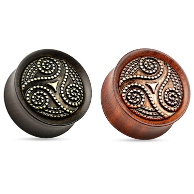 Plug uit hout met een gestippeld tribalpatroon