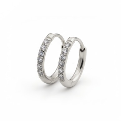 Tweetal huggie ringen van chirurgisch staal met steentjes
