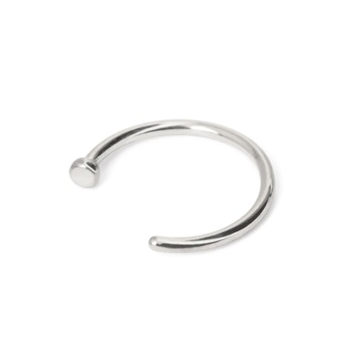 Neusring uit titanium