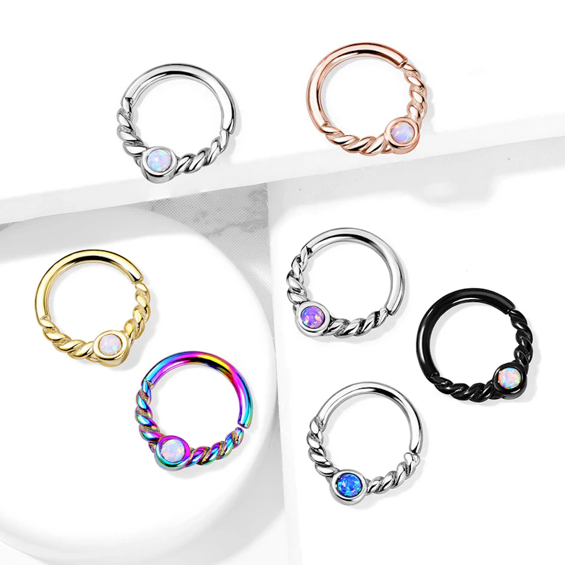 Ring met gedraaide cirkel en een opaal
