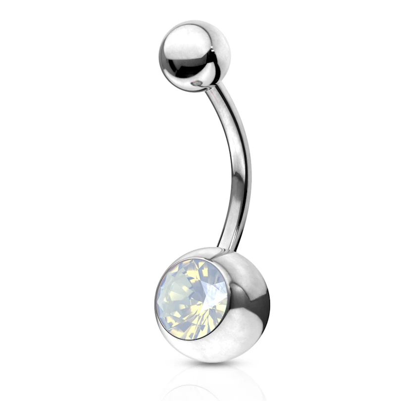 Navelpiercing met een ring gezette steen uit opaliet
