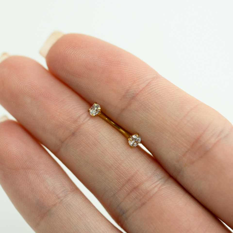 Gebogen staafje met inwendig schroefdraad en ronde steentjes