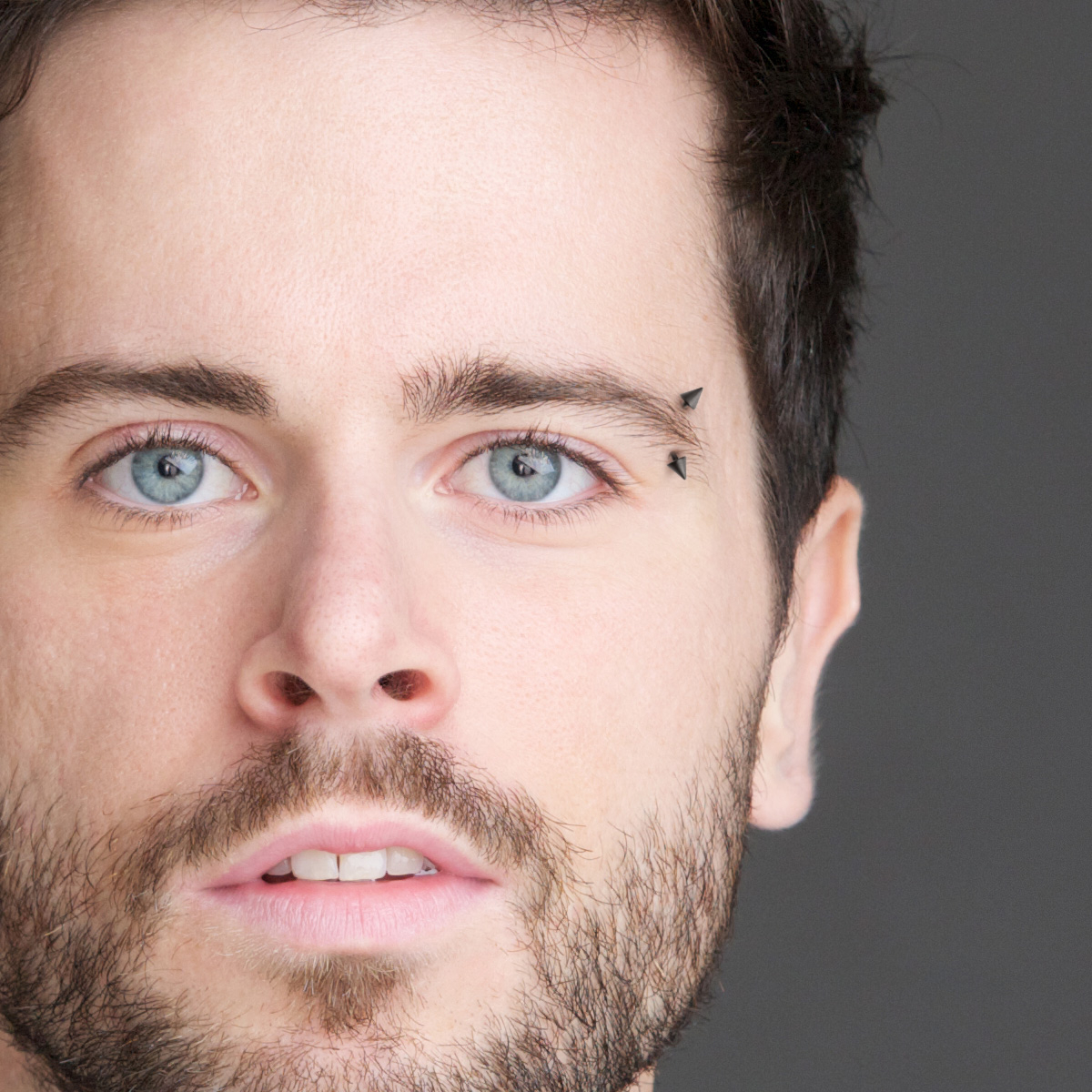 Matzwarte gebogen staaf met spikes