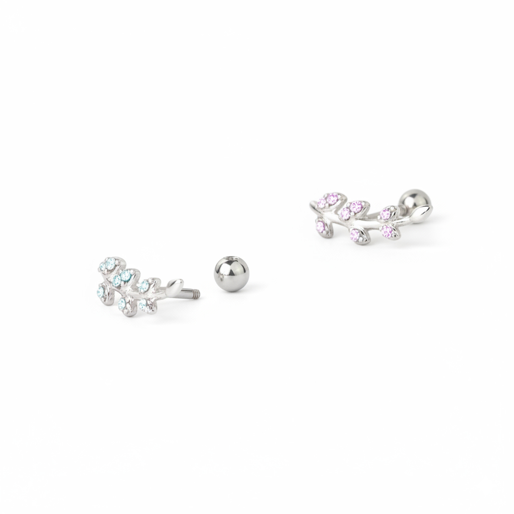 Oorpiercing met bladeren uit steentjes