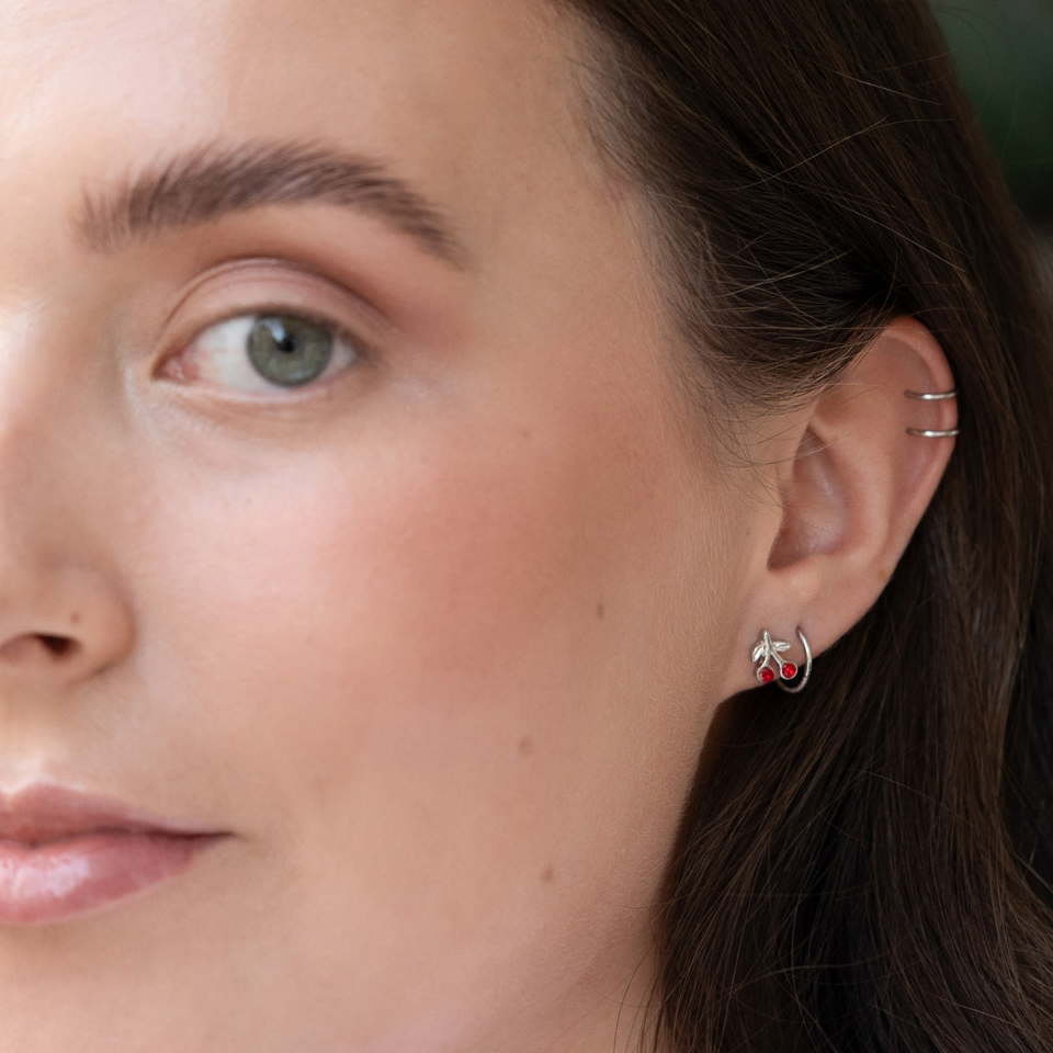 Tragussieraad met rode kersen