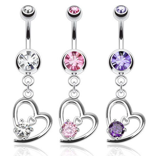 Navelpiercing met een hart en steentjes