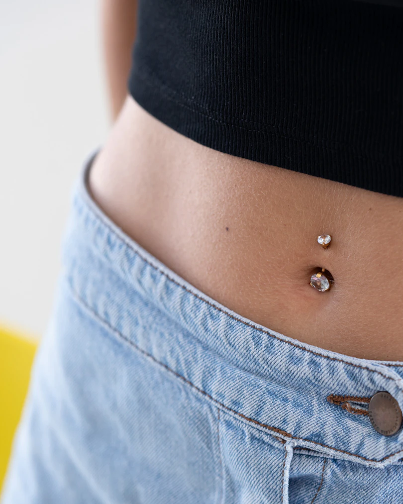 Navelpiercing met grote stenen in beide balletjes