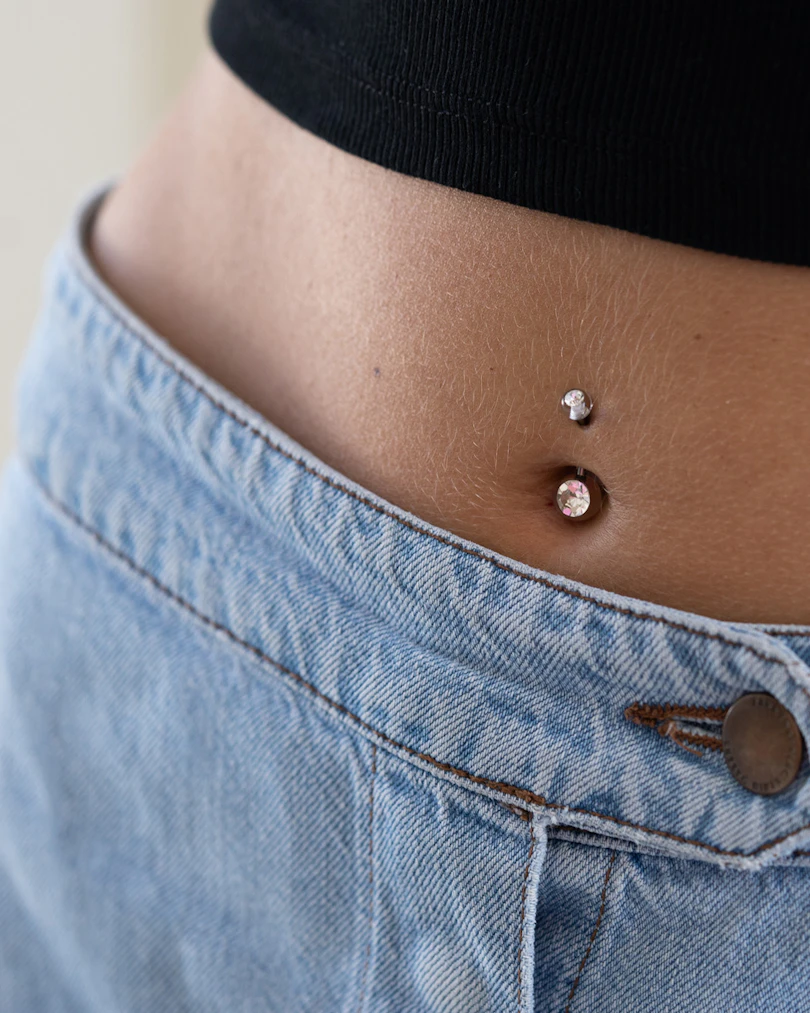 Navelpiercing met acrylballetjes en stenen
