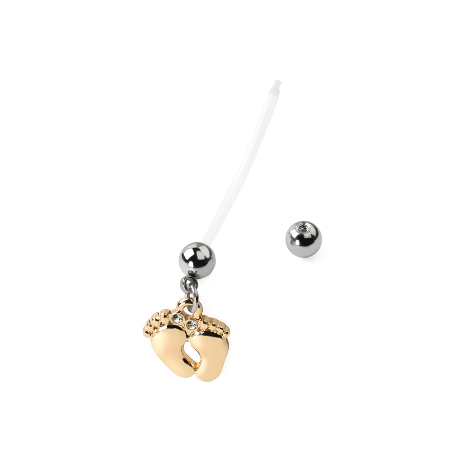 Navelpiercing voor zwangeren met blote voetjes