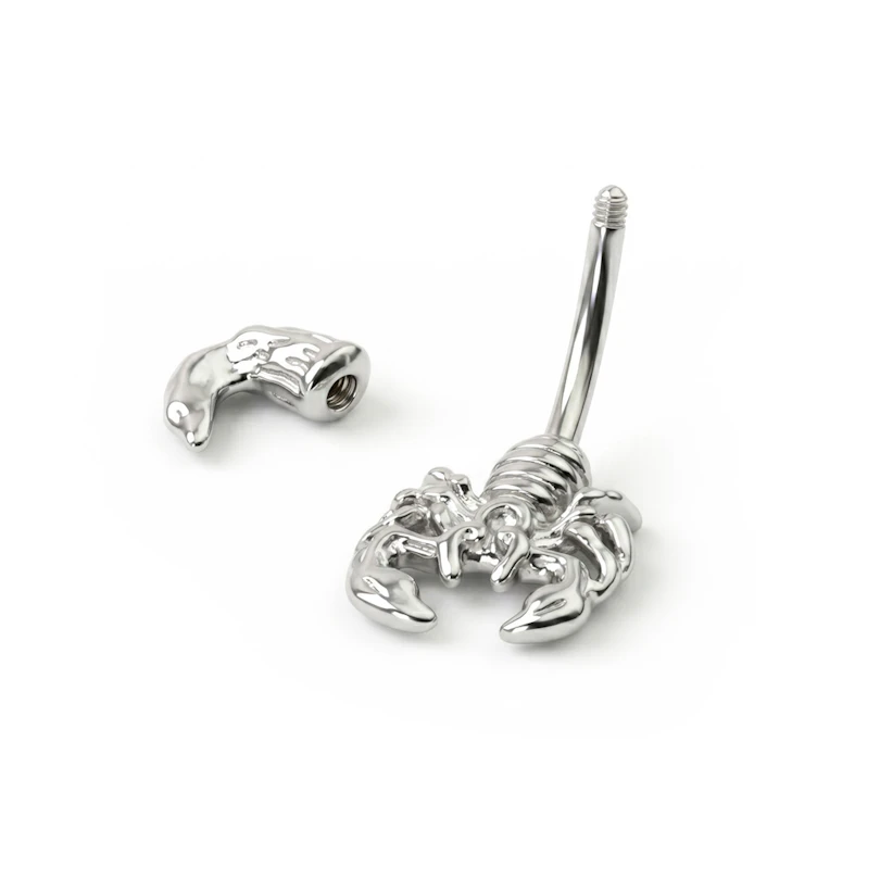 Navelpiercing met een schorpioen