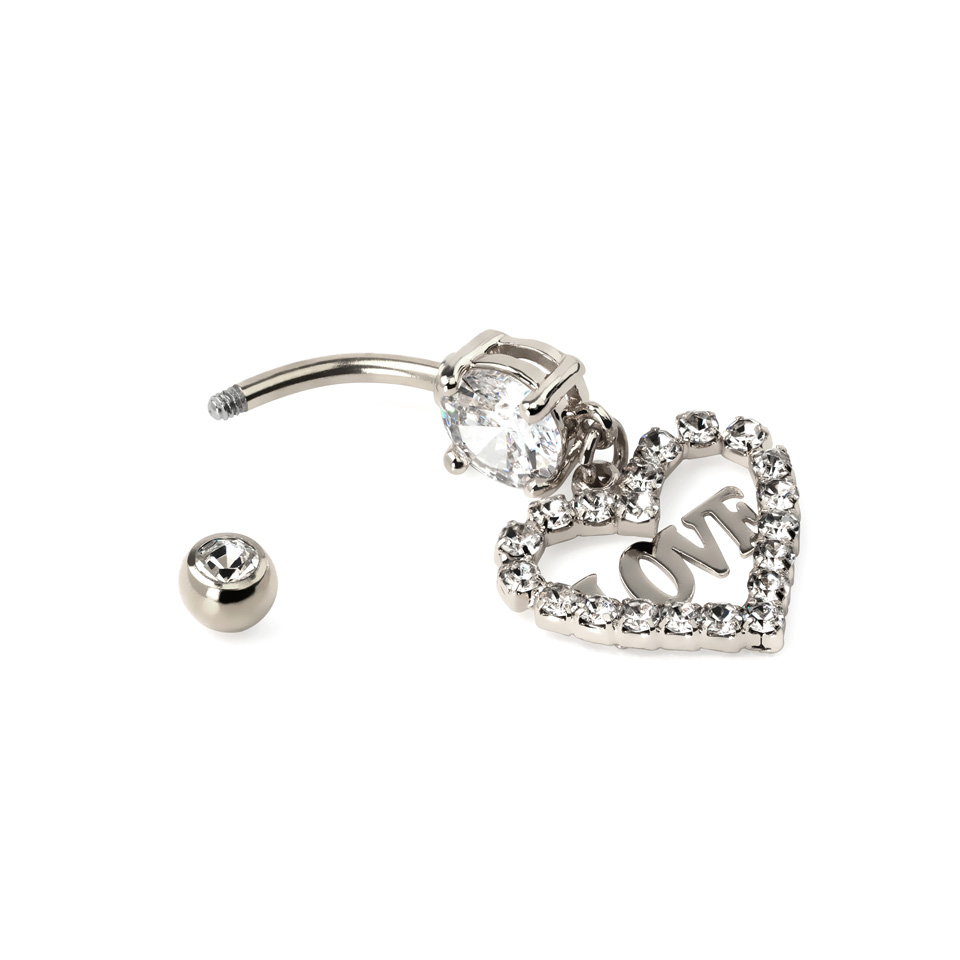 Navelpiercing met een hartje met steentjes en love-tekst