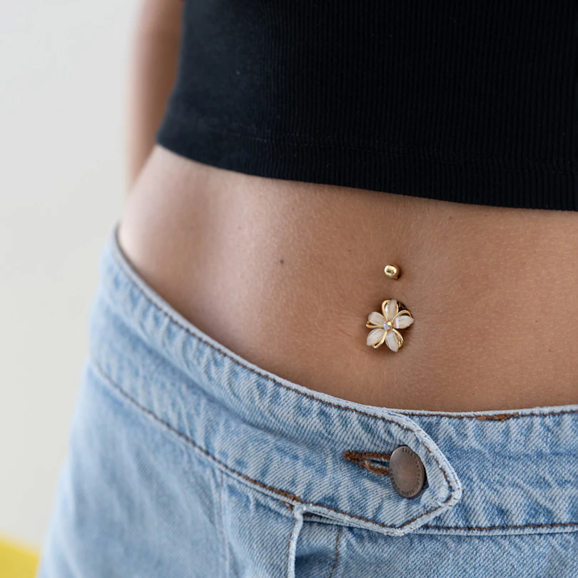 Navelpiercing met bloem