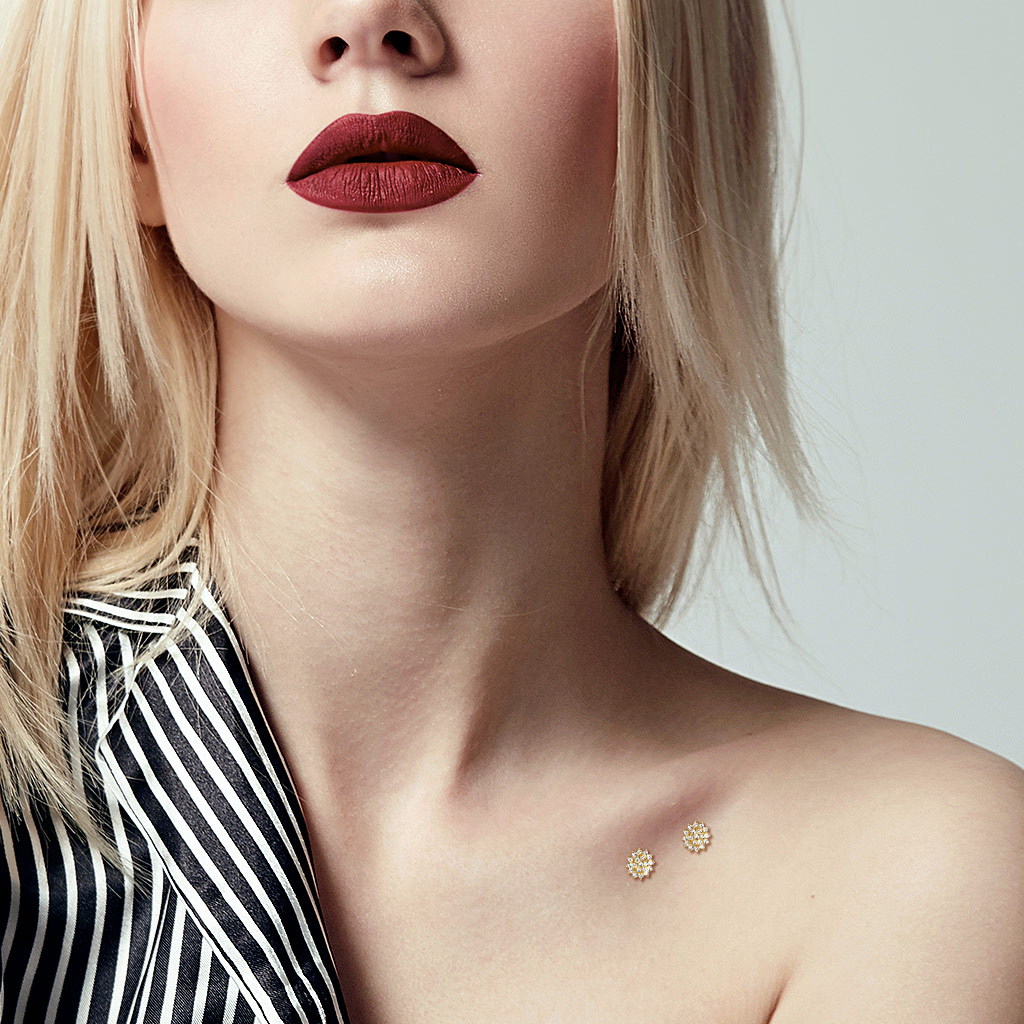 Microdermal van 14 karaats goud met bloem gemaakt van steentjes