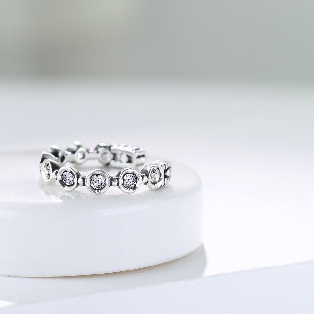 Earcuff met ronde steentjes