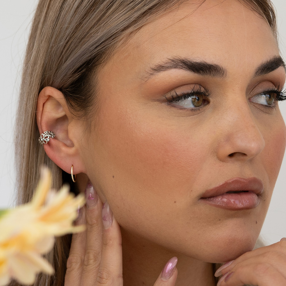 Earcuff met bloemen van chirurgisch staal