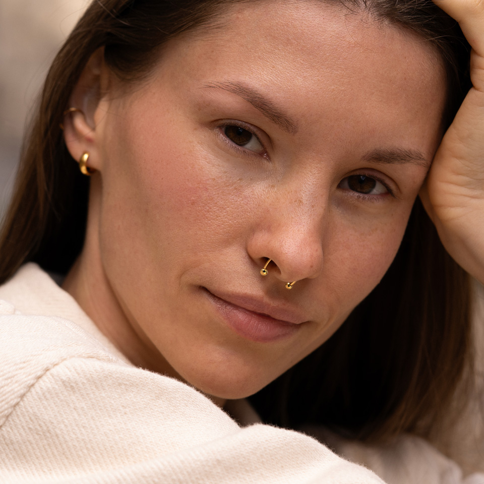 Hoefijzer van titanium met mini disco balletjes