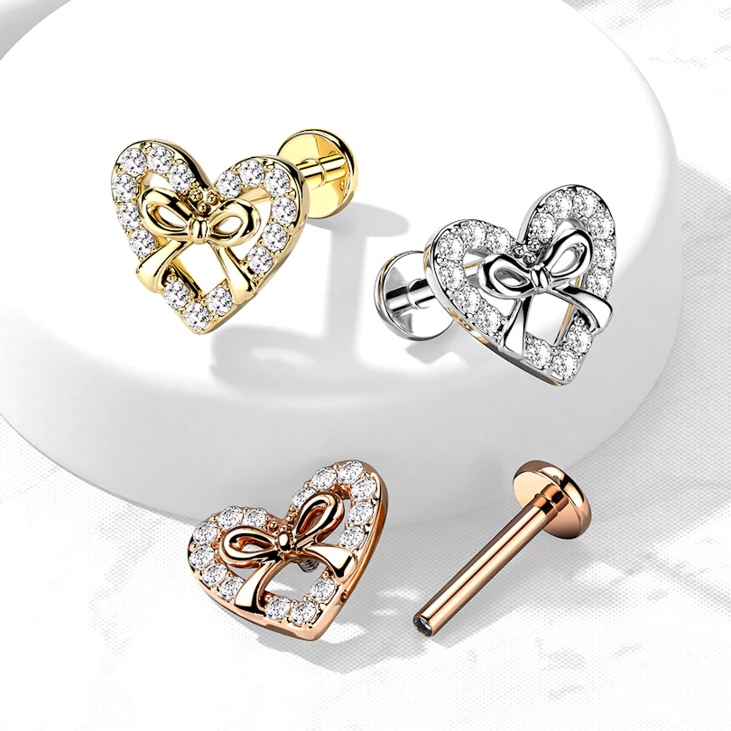Labret met gestrikt studded hart en interne schroefdraad