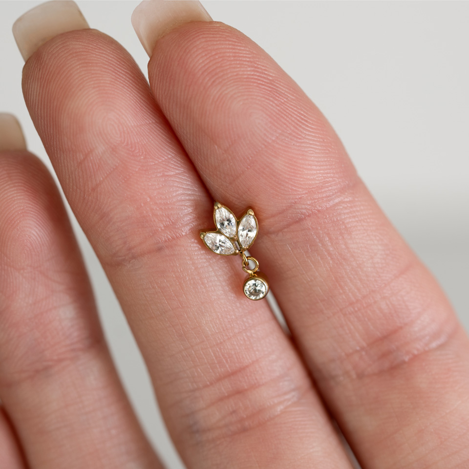 Titanium labret met lotusbloem en hangertje