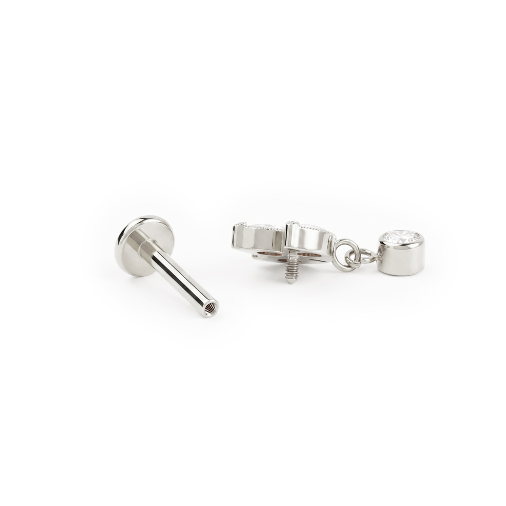 Titanium labret met lotusbloem en hangertje