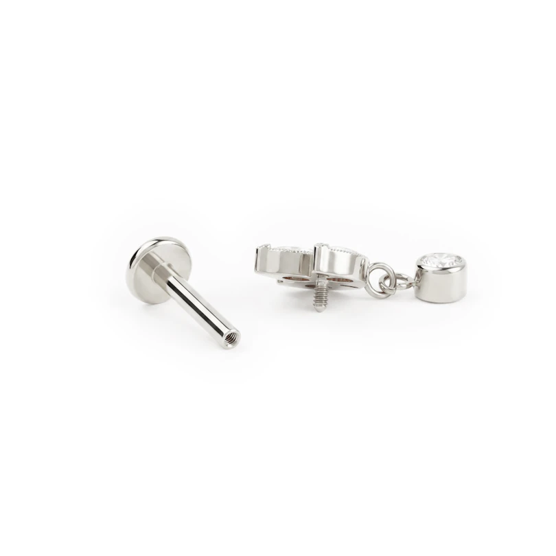 Titanium labret met lotusbloem en hangertje