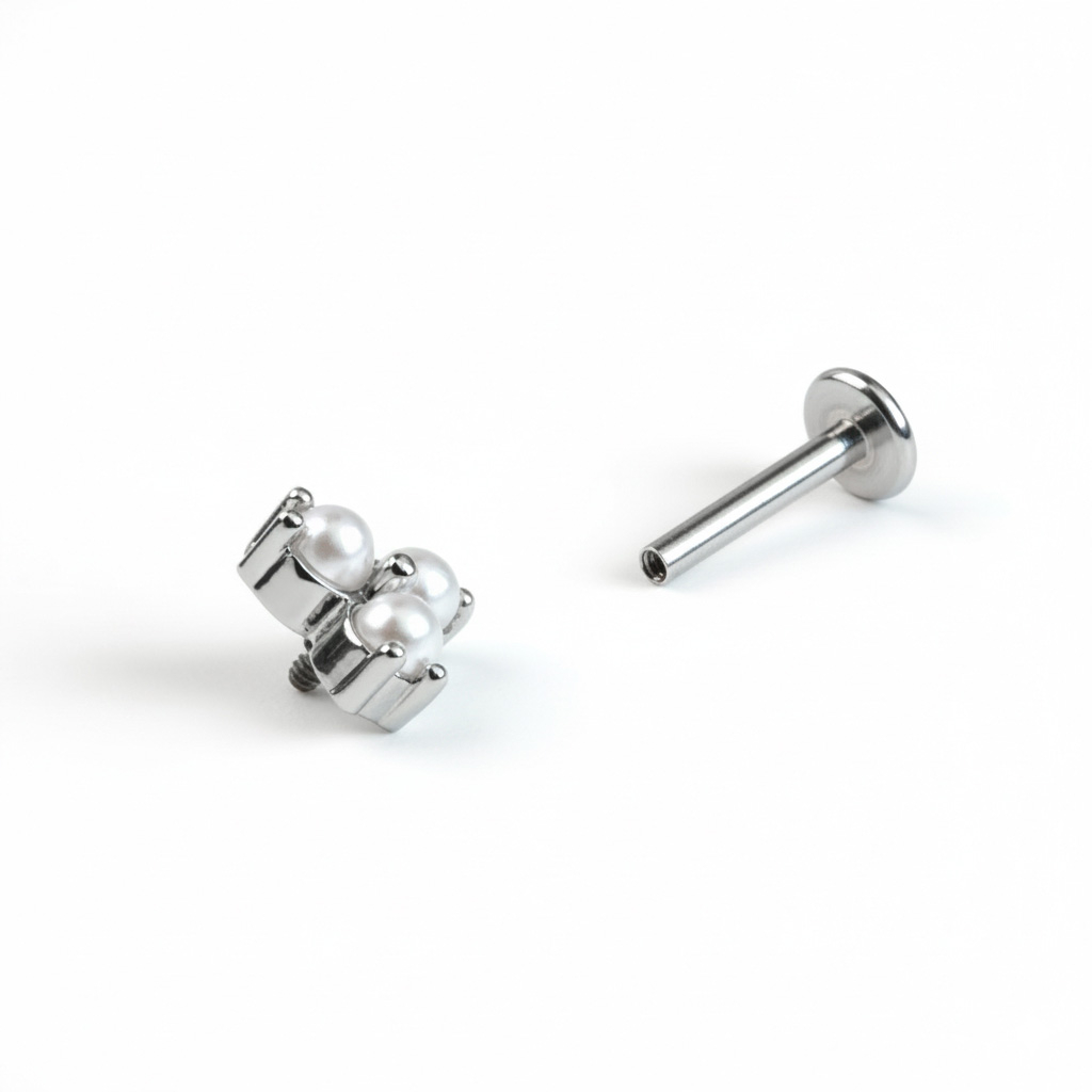 Elegante labret met trio synthetische parels